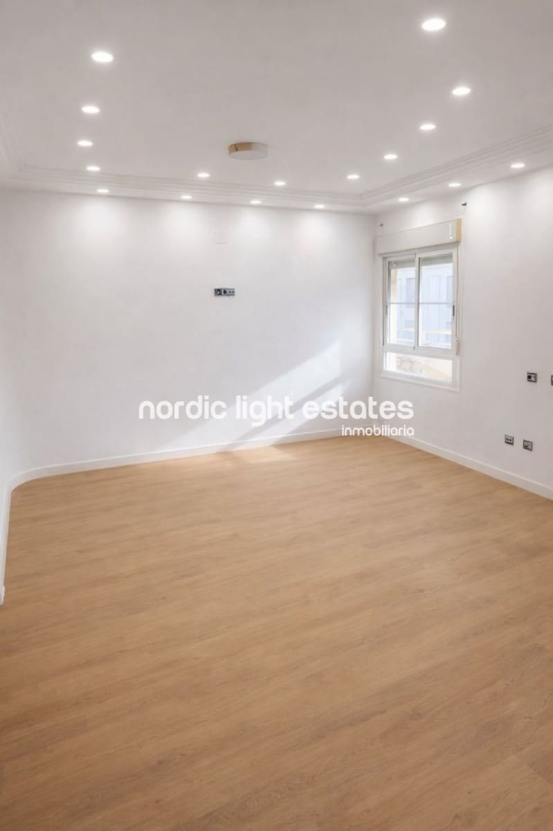 4 sypialnia Penthouse na sprzedaż w Torremolinos z basenem garażem - 549 000 € (Ref: 9563834)