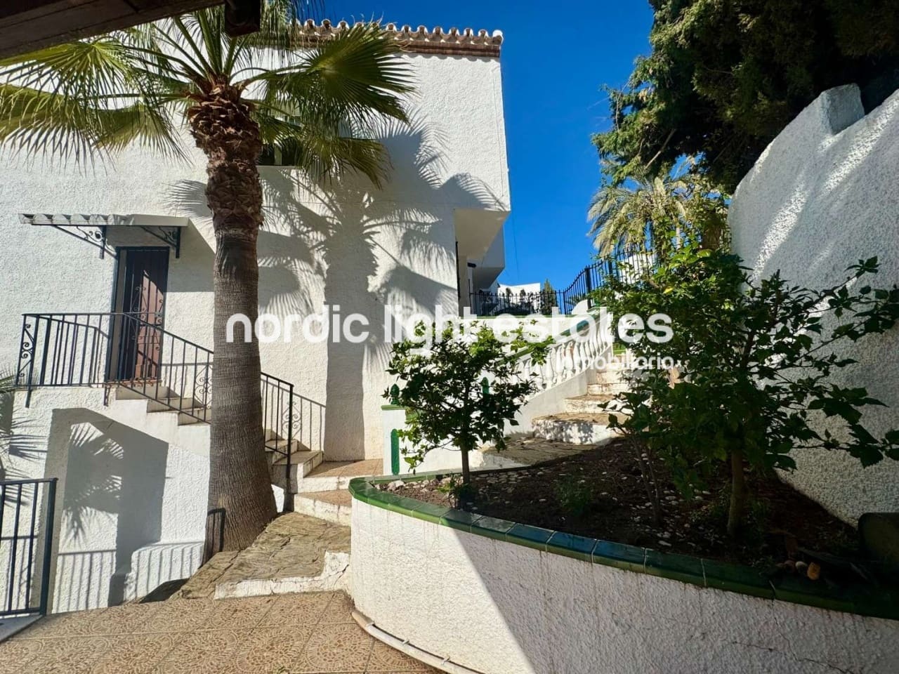 2 bedroom Semi-detached Villa for sale in Nerja with pool - € 345,000 (Ref: 9584529)