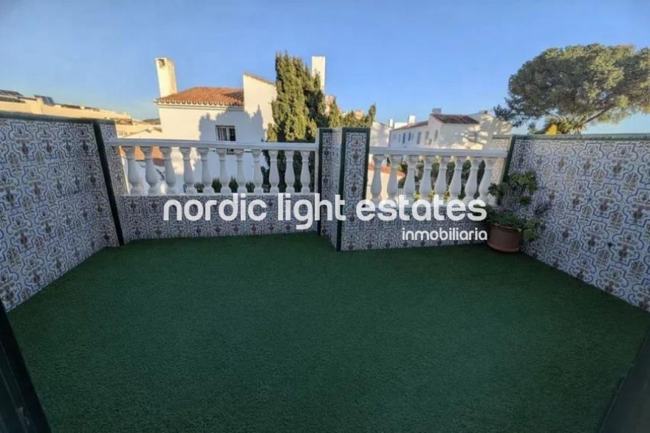 2 sovrum Semi-fristående Villa till salu i Rincon de la Victoria med pool - 420 000 € (Ref: 9645878)