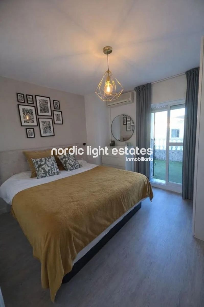 2 sovrum Semi-fristående Villa till salu i Rincon de la Victoria med pool - 420 000 € (Ref: 9645878)