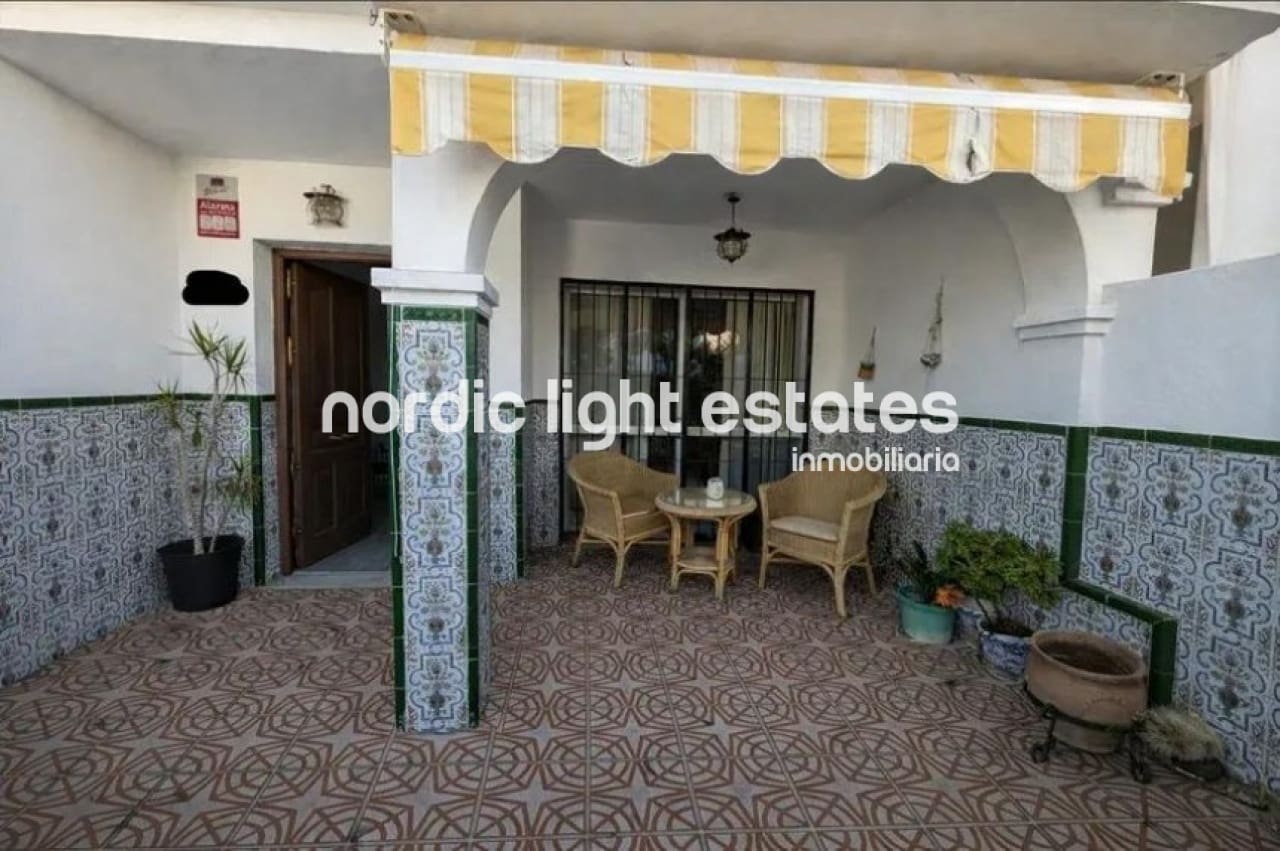 2 sovrum Semi-fristående Villa till salu i Rincon de la Victoria med pool - 420 000 € (Ref: 9645878)