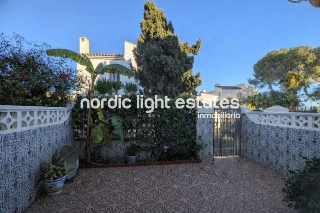 2 sovrum Semi-fristående Villa till salu i Rincon de la Victoria med pool - 420 000 € (Ref: 9645878)