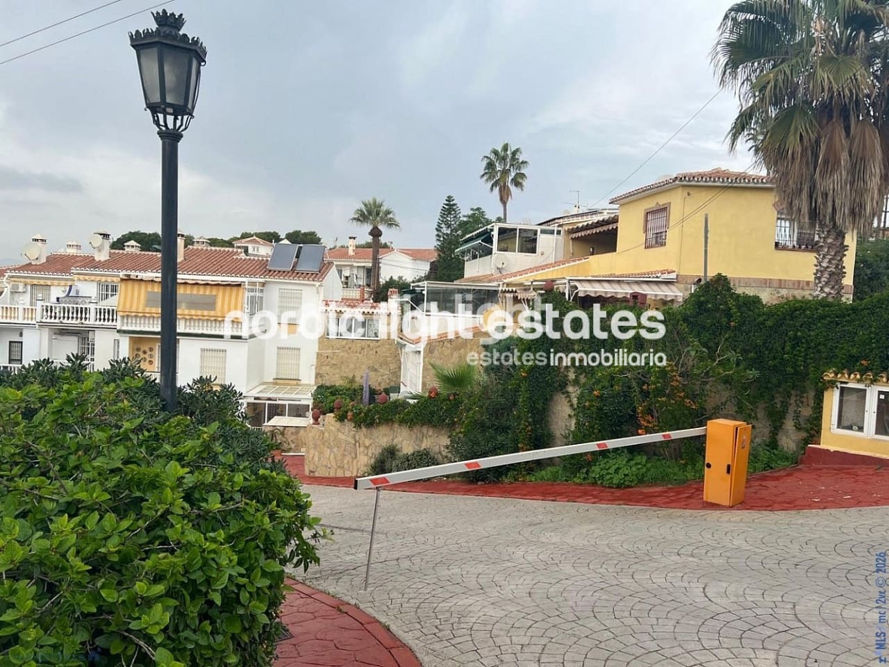 4 soverom Kjedet enebolig til salgs i Caleta de Velez med svømmebasseng garasje - € 390 000 (Ref: 9679177)