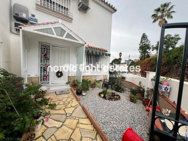 4 soverom Kjedet enebolig til salgs i Caleta de Vélez, Vélez-Málaga med svømmebasseng garasje - € 390 000 (Ref: 9679177)