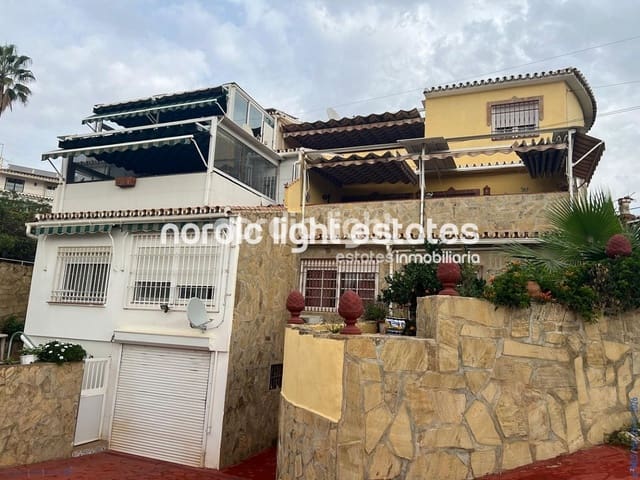 4 soverom Kjedet enebolig til salgs i Caleta de Vélez, Vélez-Málaga med svømmebasseng garasje - € 390 000 (Ref: 9679177)