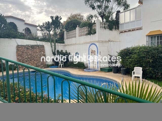 4 soverom Kjedet enebolig til salgs i Caleta de Vélez, Vélez-Málaga med svømmebasseng garasje - € 390 000 (Ref: 9679177)