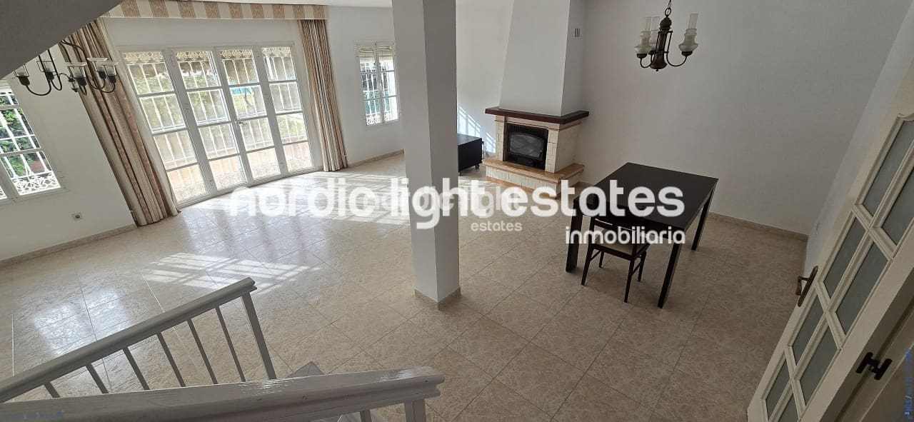 4 soverom Kjedet enebolig til salgs i Velez-Malaga med svømmebasseng garasje - € 525 000 (Ref: 9685134)