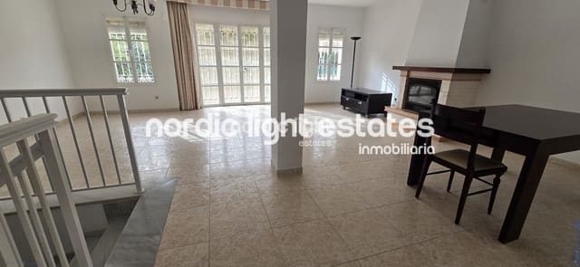 4 soverom Kjedet enebolig til salgs i Vélez-Málaga med svømmebasseng garasje - € 525 000 (Ref: 9685134)