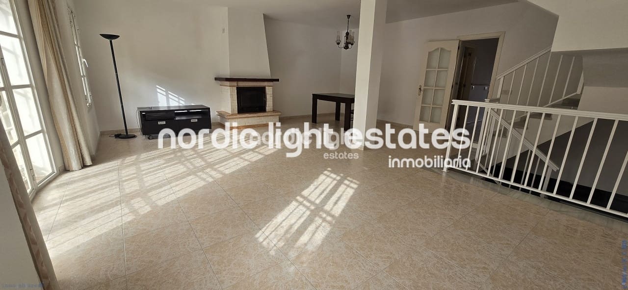 4 soverom Kjedet enebolig til salgs i Velez-Malaga med svømmebasseng garasje - € 525 000 (Ref: 9685134)