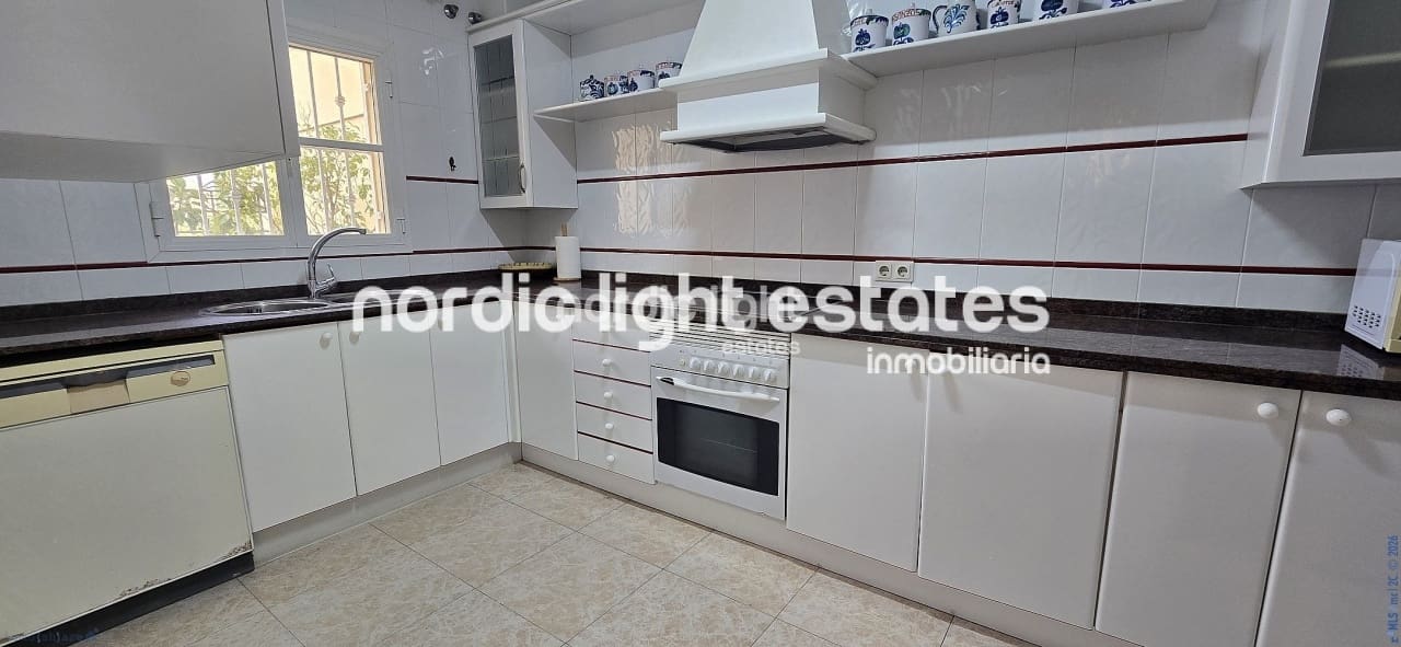 4 soverom Kjedet enebolig til salgs i Velez-Malaga med svømmebasseng garasje - € 525 000 (Ref: 9685134)