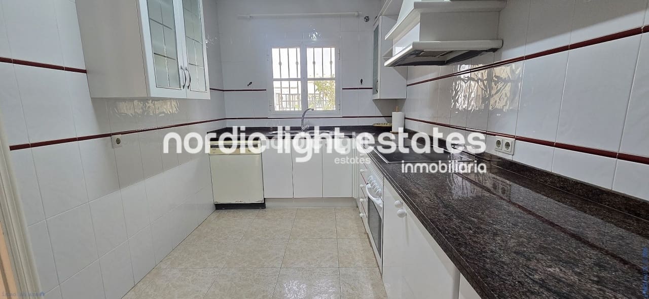 4 soverom Kjedet enebolig til salgs i Velez-Malaga med svømmebasseng garasje - € 525 000 (Ref: 9685134)