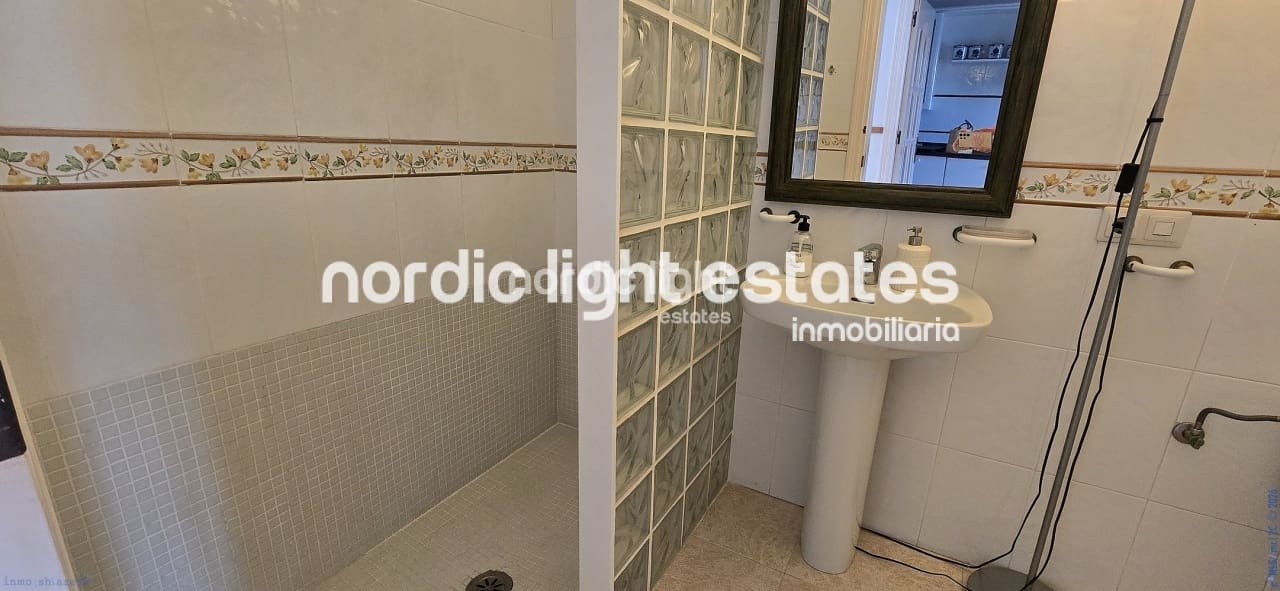 4 soverom Kjedet enebolig til salgs i Velez-Malaga med svømmebasseng garasje - € 525 000 (Ref: 9685134)