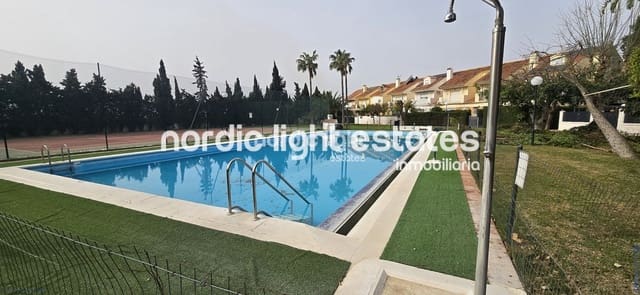 4 soverom Kjedet enebolig til salgs i Vélez-Málaga med svømmebasseng garasje - € 525 000 (Ref: 9685134)