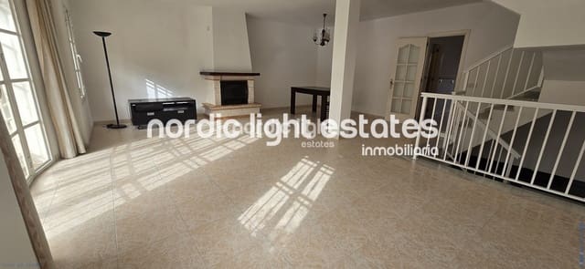 4 soverom Kjedet enebolig til salgs i Vélez-Málaga med svømmebasseng garasje - € 525 000 (Ref: 9685134)