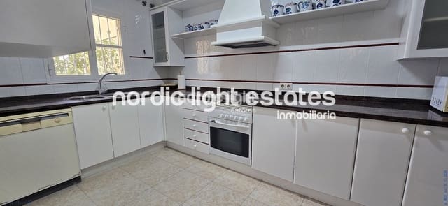 4 soverom Kjedet enebolig til salgs i Vélez-Málaga med svømmebasseng garasje - € 525 000 (Ref: 9685134)