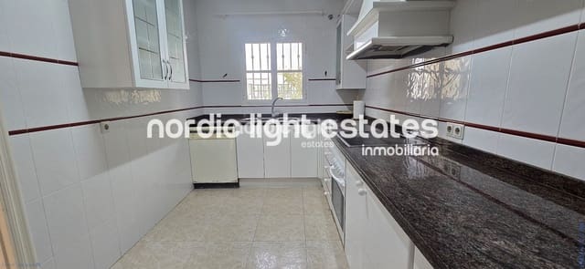 4 soverom Kjedet enebolig til salgs i Vélez-Málaga med svømmebasseng garasje - € 525 000 (Ref: 9685134)