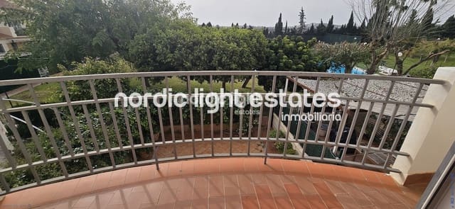 4 soverom Kjedet enebolig til salgs i Vélez-Málaga med svømmebasseng garasje - € 525 000 (Ref: 9685134)