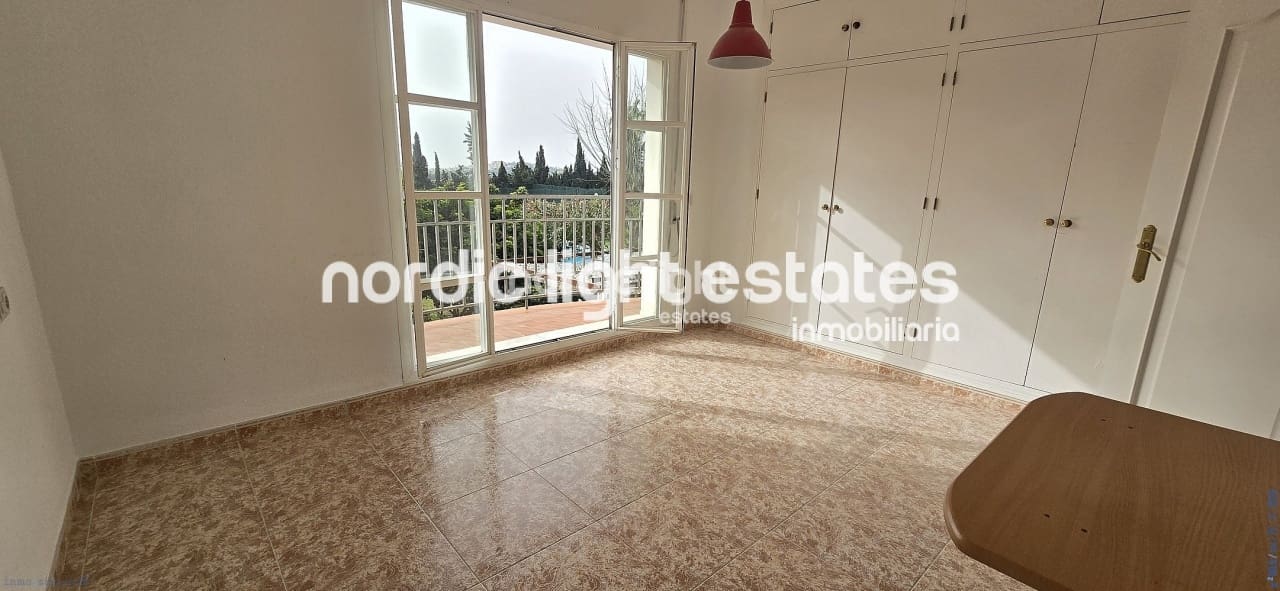 4 soverom Kjedet enebolig til salgs i Velez-Malaga med svømmebasseng garasje - € 525 000 (Ref: 9685134)