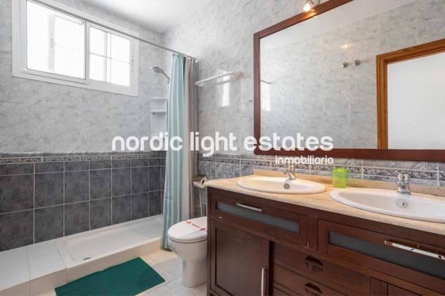 2 soverom Kjedet enebolig til leie i Nerja med svømmebasseng - € 1 200 (Ref: 9699913)