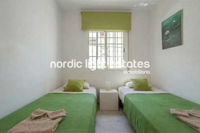 2 soverom Kjedet enebolig til leie i Nerja med svømmebasseng - € 1 200 (Ref: 9699913)