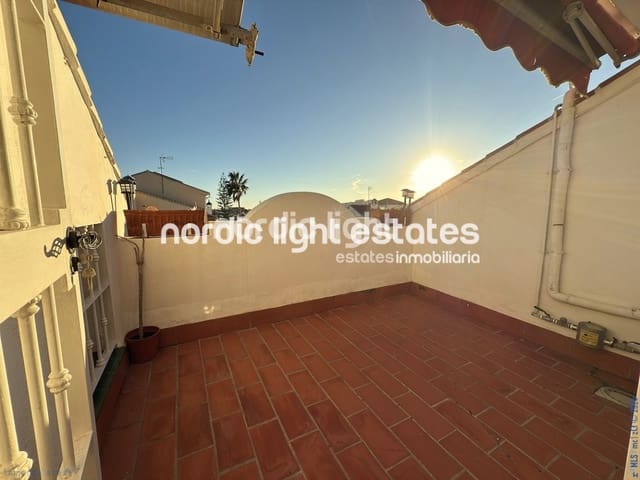 Pareado de 4 habitaciones en Torre del Mar, Vélez-Málaga en venta con garaje - 415.000 € (Ref: 9714023)