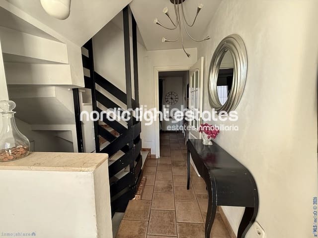 Pareado de 4 habitaciones en Torre del Mar, Vélez-Málaga en venta con garaje - 415.000 € (Ref: 9714023)