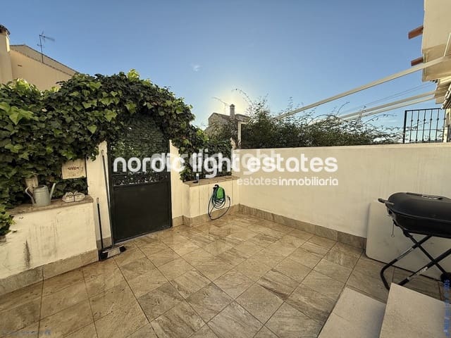 Pareado de 4 habitaciones en Torre del Mar, Vélez-Málaga en venta con garaje - 415.000 € (Ref: 9714023)