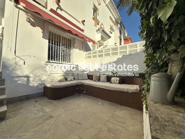 Pareado de 4 habitaciones en Torre del Mar, Vélez-Málaga en venta con garaje - 415.000 € (Ref: 9714023)