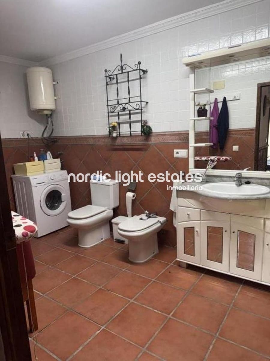 4 bedroom Villa for sale in Caleta de Velez with pool garage - € 650,000 (Ref: 9723573)