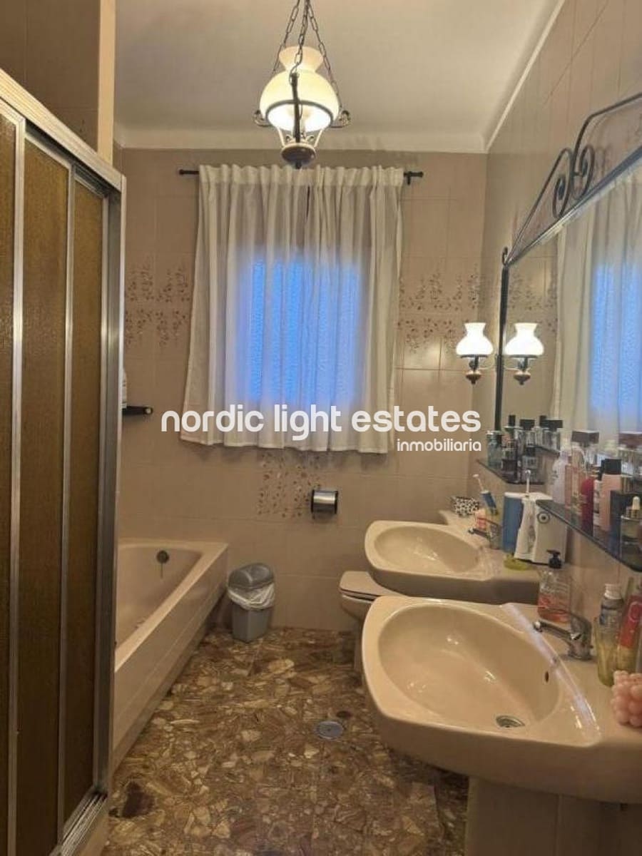 4 bedroom Villa for sale in Caleta de Velez with pool garage - € 650,000 (Ref: 9723573)