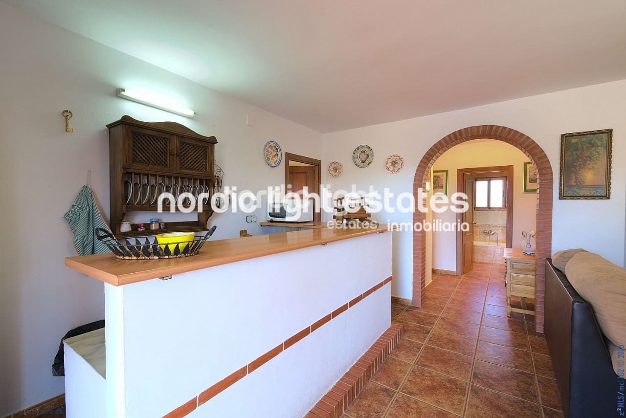 3 soveværelse Finca/Landehus til salg i Comares med swimmingpool garage - € 300.000 (Ref: 9730747)