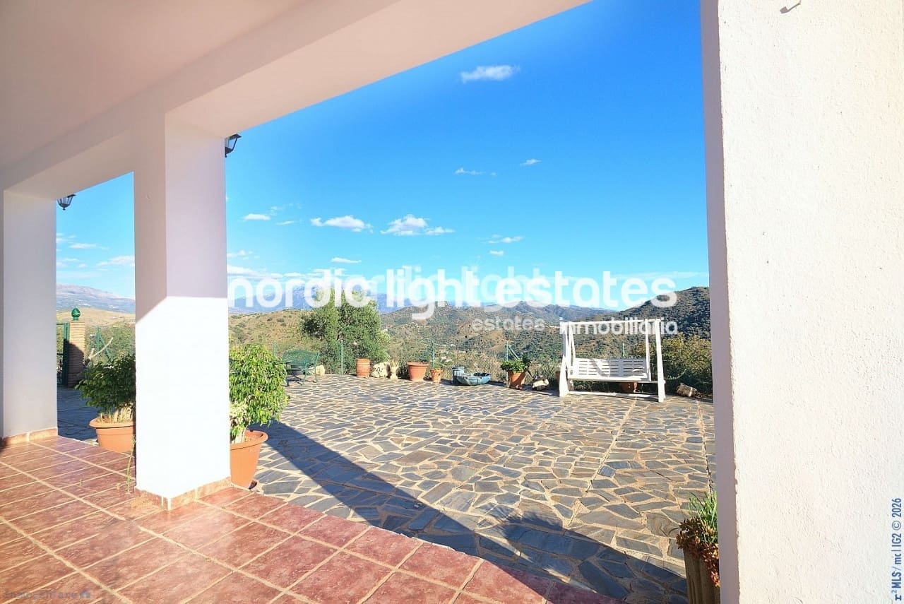 3 soveværelse Finca/Landehus til salg i Comares med swimmingpool garage - € 300.000 (Ref: 9730747)