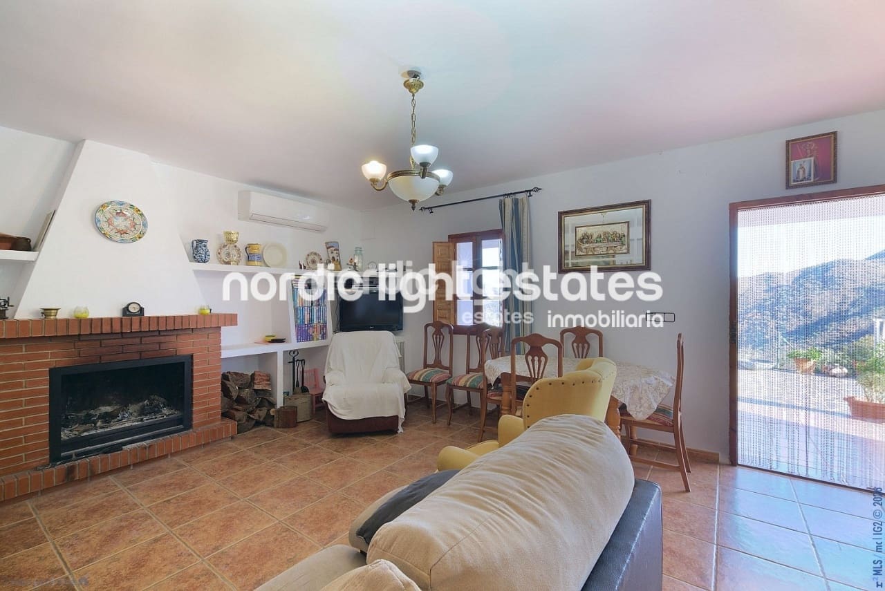 3 soveværelse Finca/Landehus til salg i Comares med swimmingpool garage - € 300.000 (Ref: 9730747)