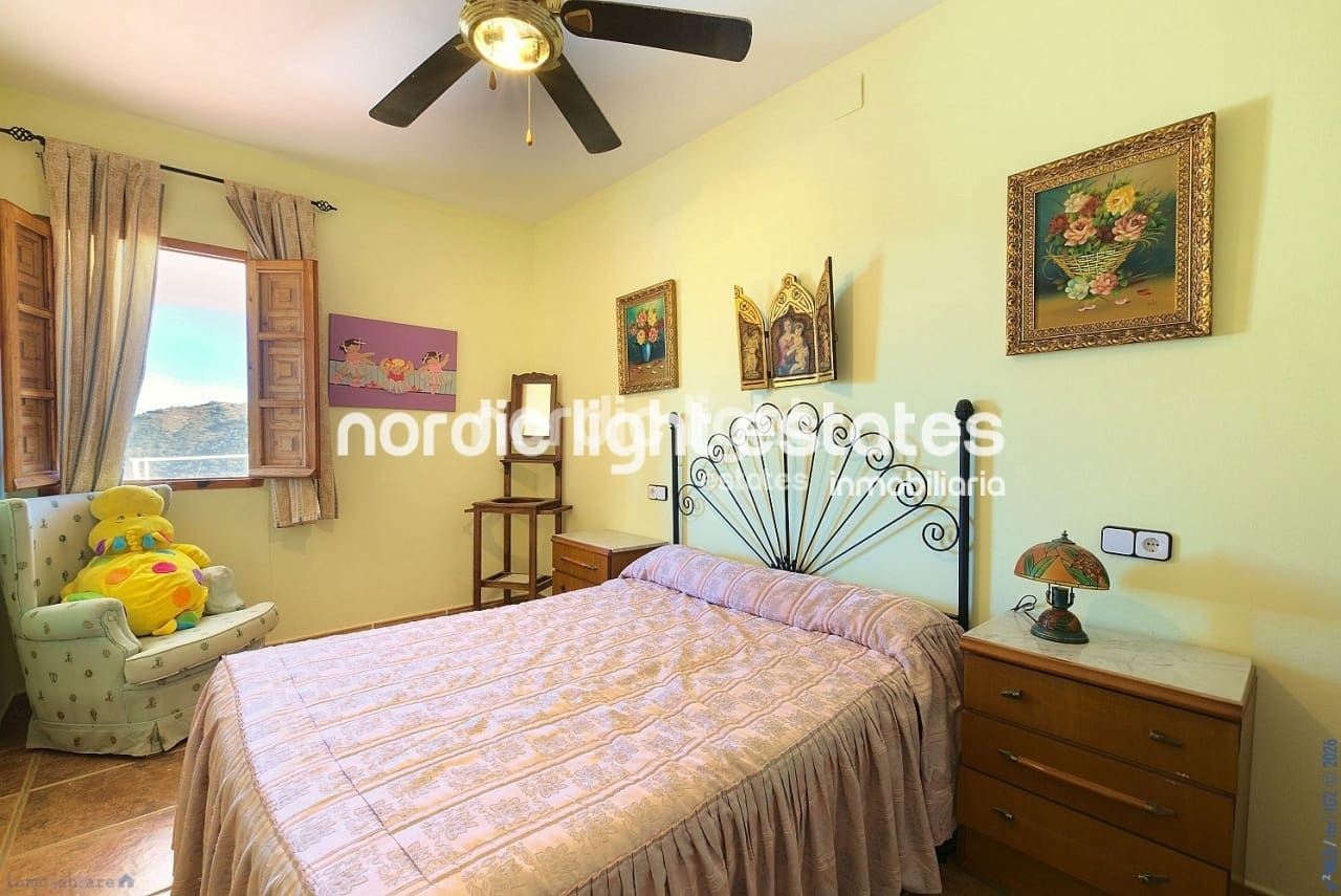 3 soveværelse Finca/Landehus til salg i Comares med swimmingpool garage - € 300.000 (Ref: 9730747)