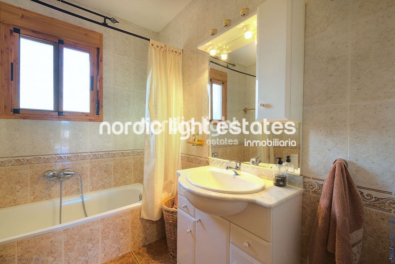 3 soveværelse Finca/Landehus til salg i Comares med swimmingpool garage - € 300.000 (Ref: 9730747)