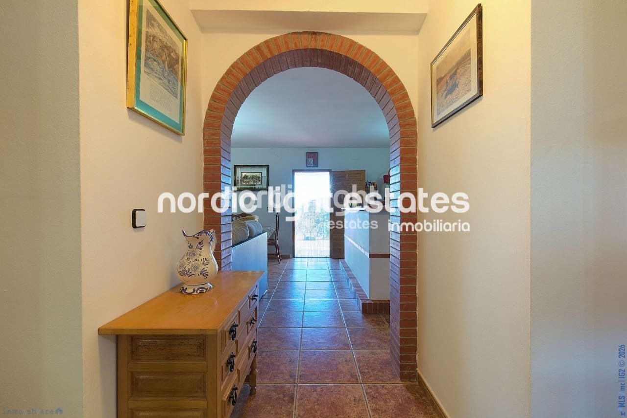 3 soveværelse Finca/Landehus til salg i Comares med swimmingpool garage - € 300.000 (Ref: 9730747)