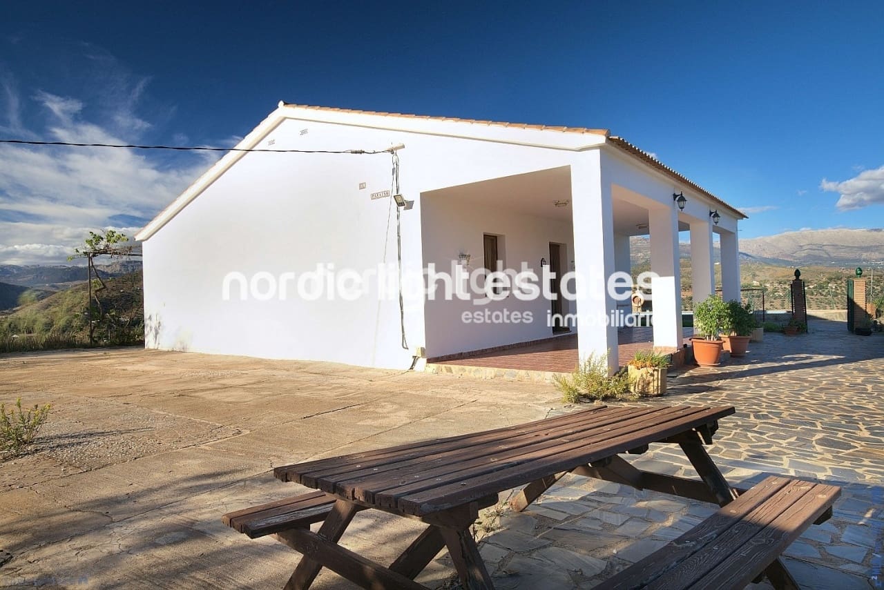 3 soveværelse Finca/Landehus til salg i Comares med swimmingpool garage - € 300.000 (Ref: 9730747)