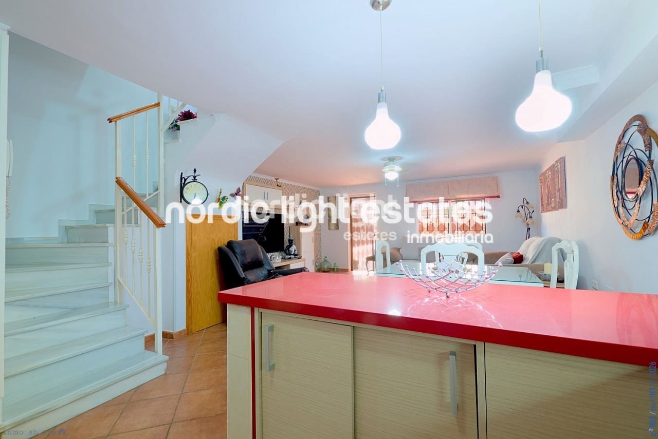 3 soveværelse Semi-Rækkehus til salg i Torre del Mar med swimmingpool garage - € 430.000 (Ref: 9733440)