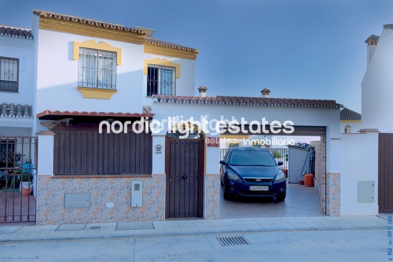 3 soveværelse Semi-Rækkehus til salg i Torre del Mar med swimmingpool garage - € 430.000 (Ref: 9733440)