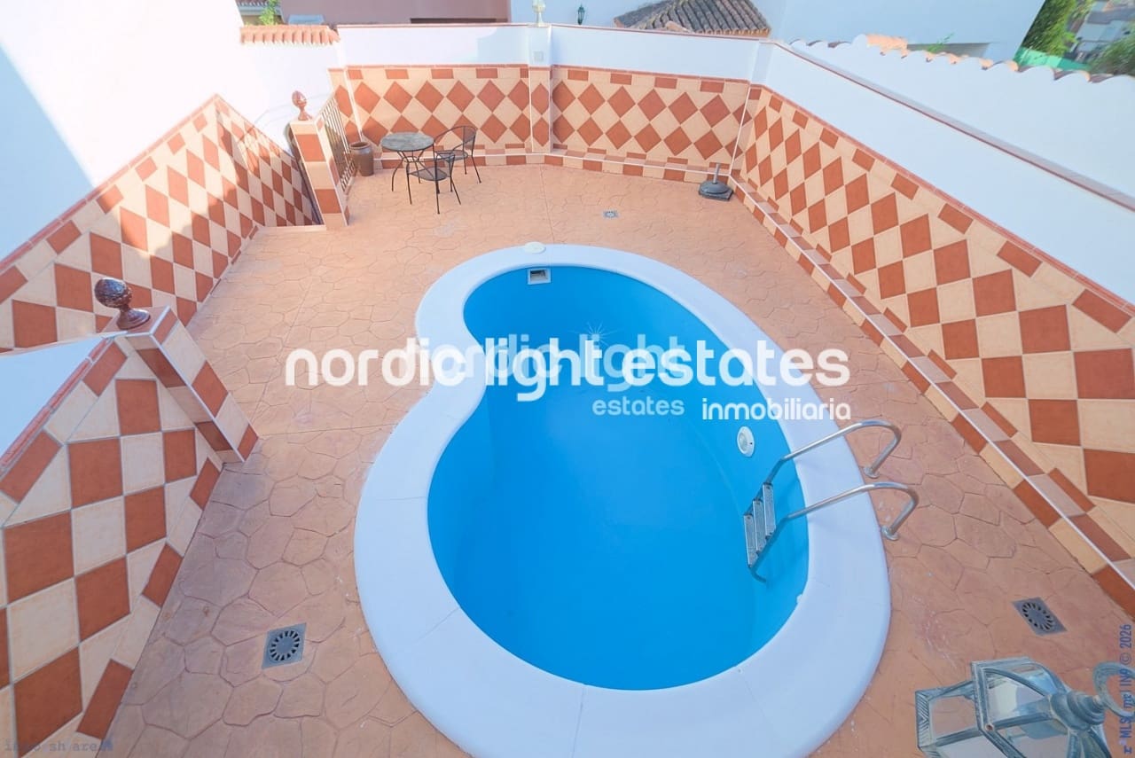 3 soveværelse Semi-Rækkehus til salg i Torre del Mar med swimmingpool garage - € 430.000 (Ref: 9733440)