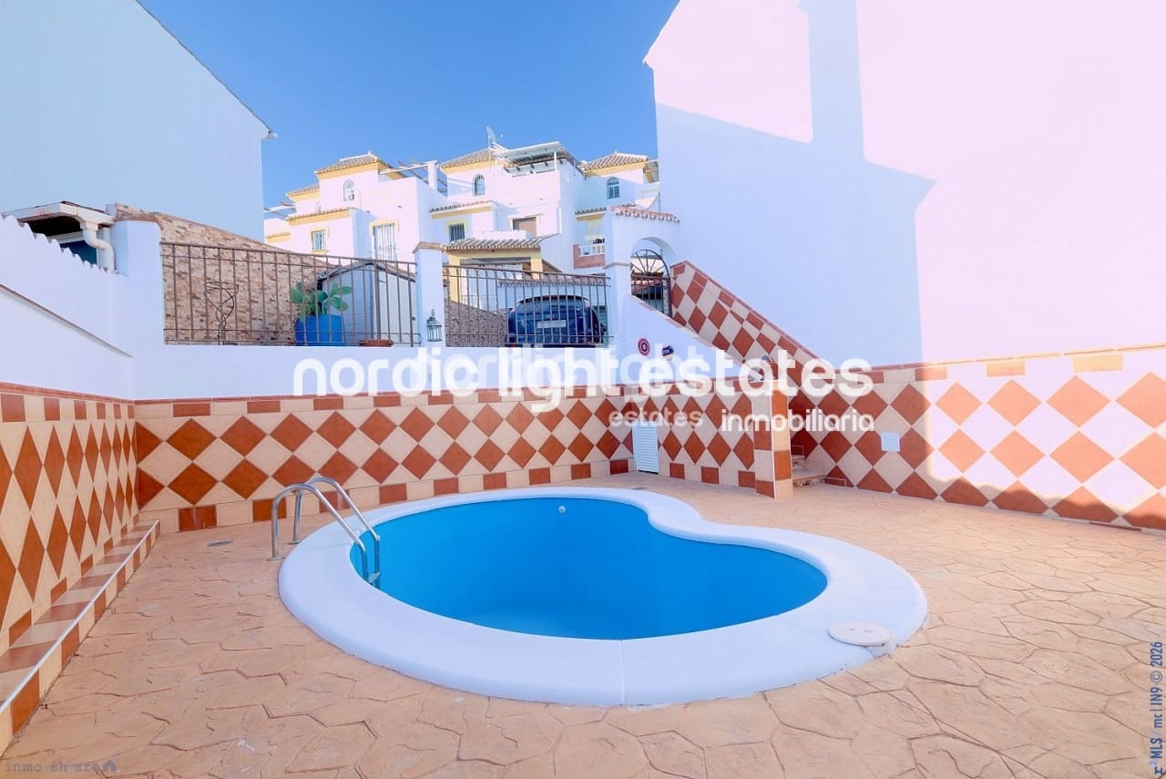 3 soveværelse Semi-Rækkehus til salg i Torre del Mar med swimmingpool garage - € 430.000 (Ref: 9733440)