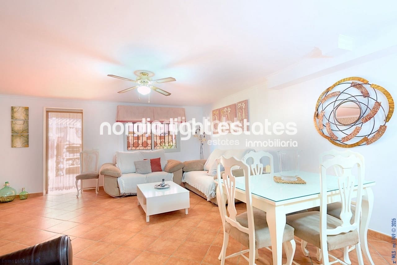 3 soveværelse Semi-Rækkehus til salg i Torre del Mar med swimmingpool garage - € 430.000 (Ref: 9733440)