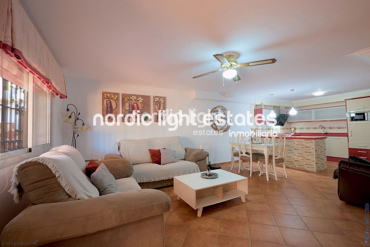 3 soveværelse Semi-Rækkehus til salg i Torre del Mar med swimmingpool garage - € 430.000 (Ref: 9733440)