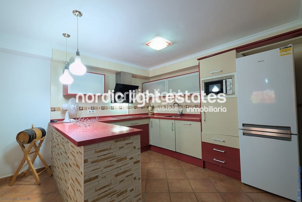 3 soveværelse Semi-Rækkehus til salg i Torre del Mar med swimmingpool garage - € 430.000 (Ref: 9733440)