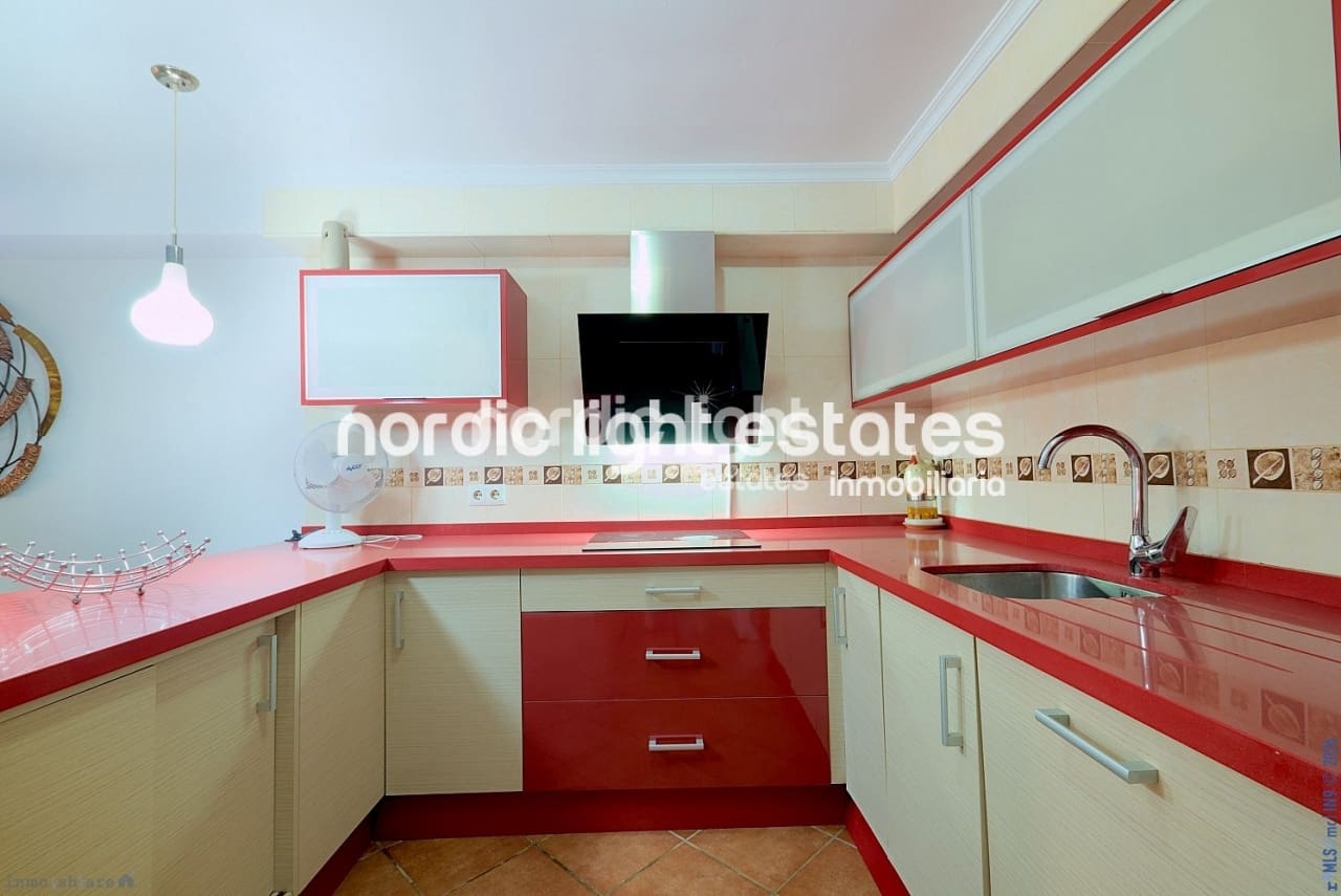 3 soveværelse Semi-Rækkehus til salg i Torre del Mar med swimmingpool garage - € 430.000 (Ref: 9733440)