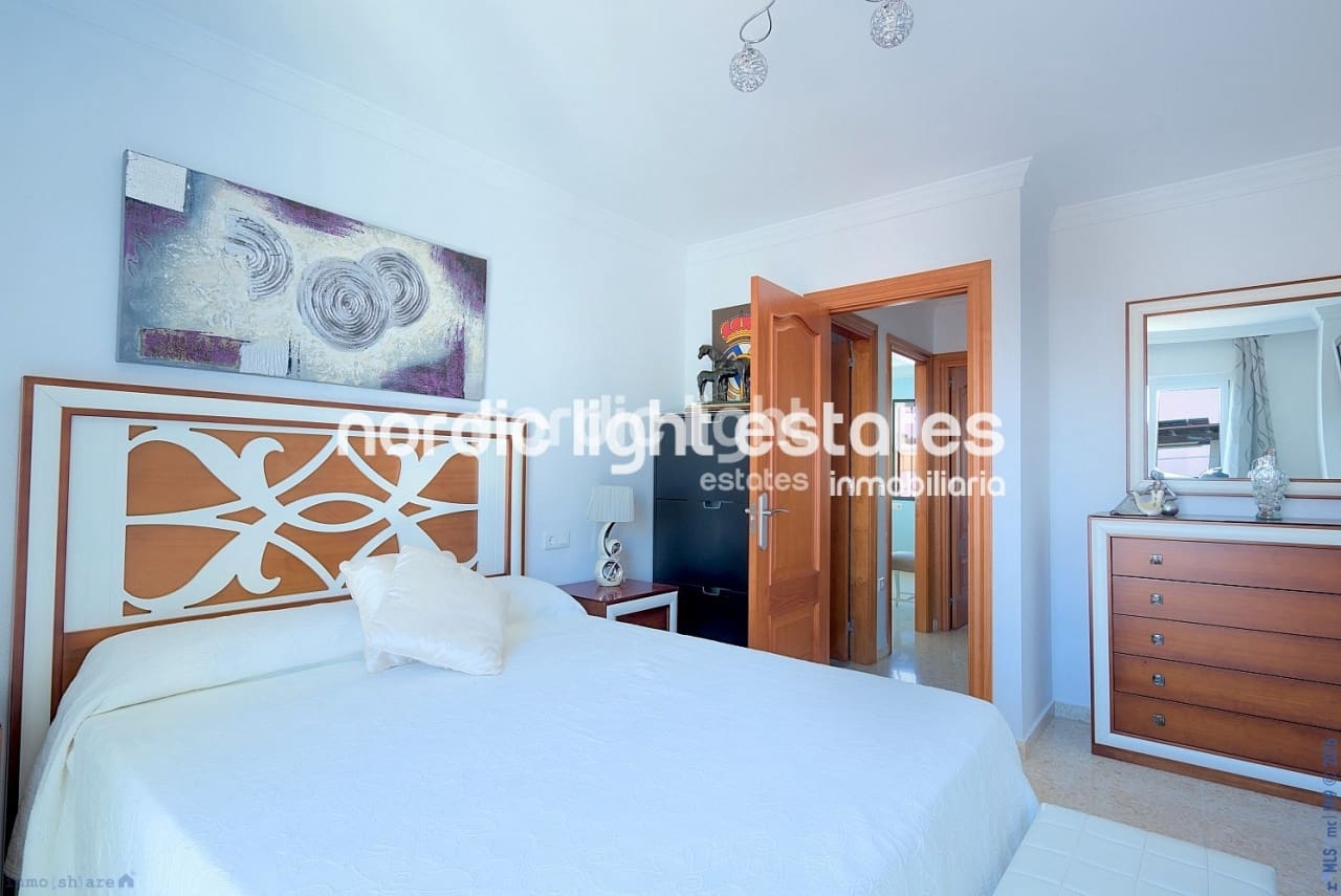 3 soveværelse Semi-Rækkehus til salg i Torre del Mar med swimmingpool garage - € 430.000 (Ref: 9733440)