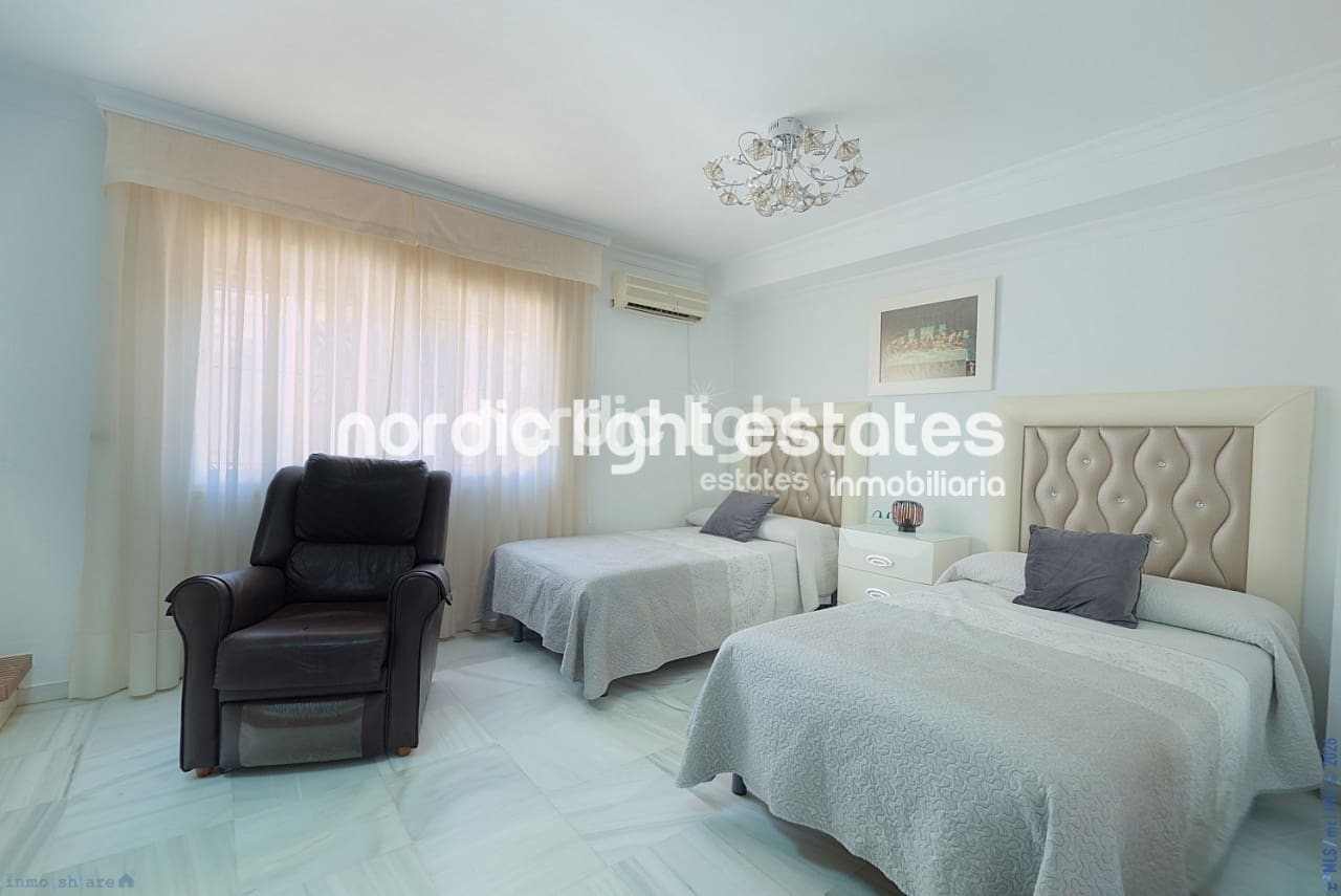 3 soveværelse Semi-Rækkehus til salg i Torre del Mar med swimmingpool garage - € 430.000 (Ref: 9733440)