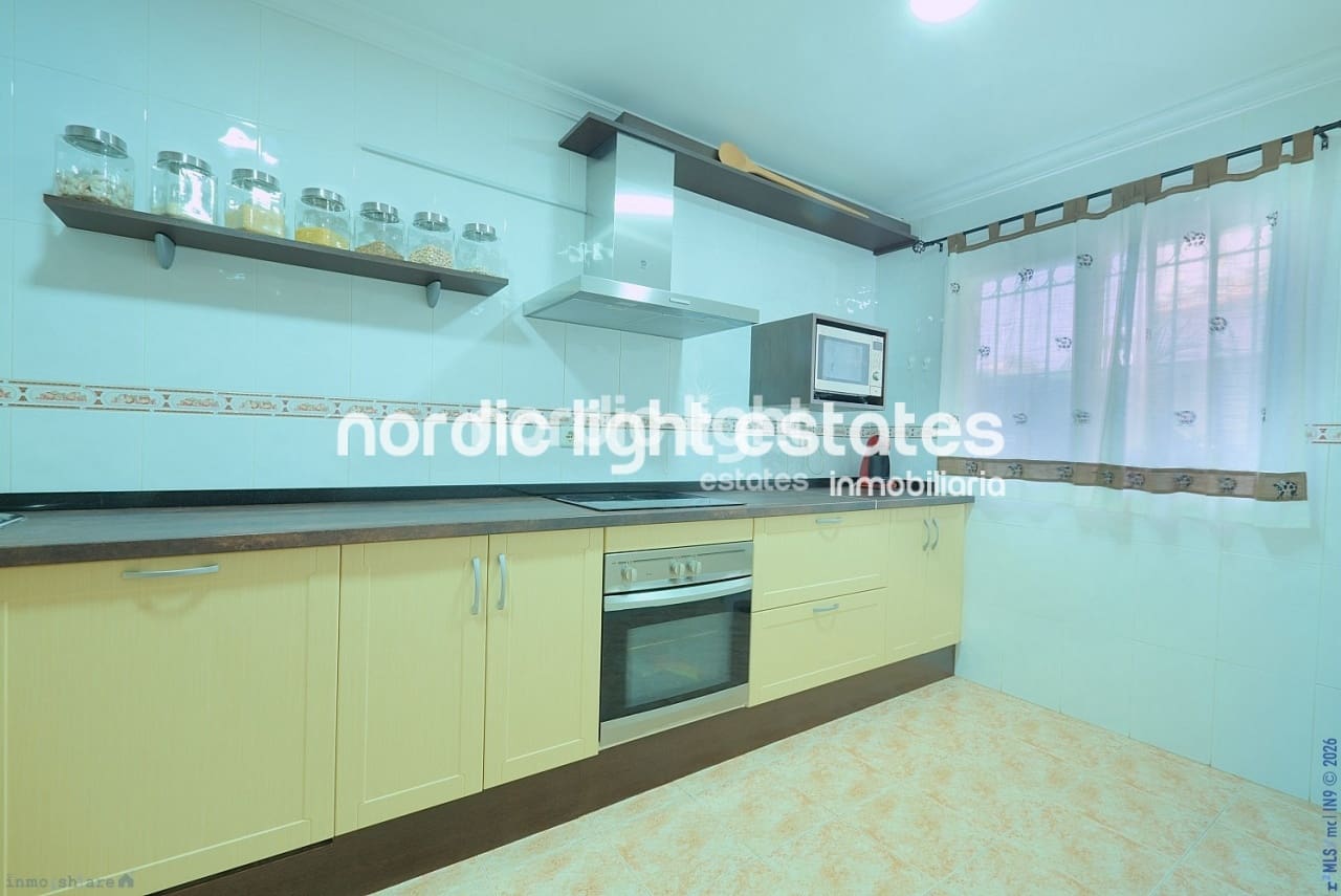 3 soveværelse Semi-Rækkehus til salg i Torre del Mar med swimmingpool garage - € 430.000 (Ref: 9733440)