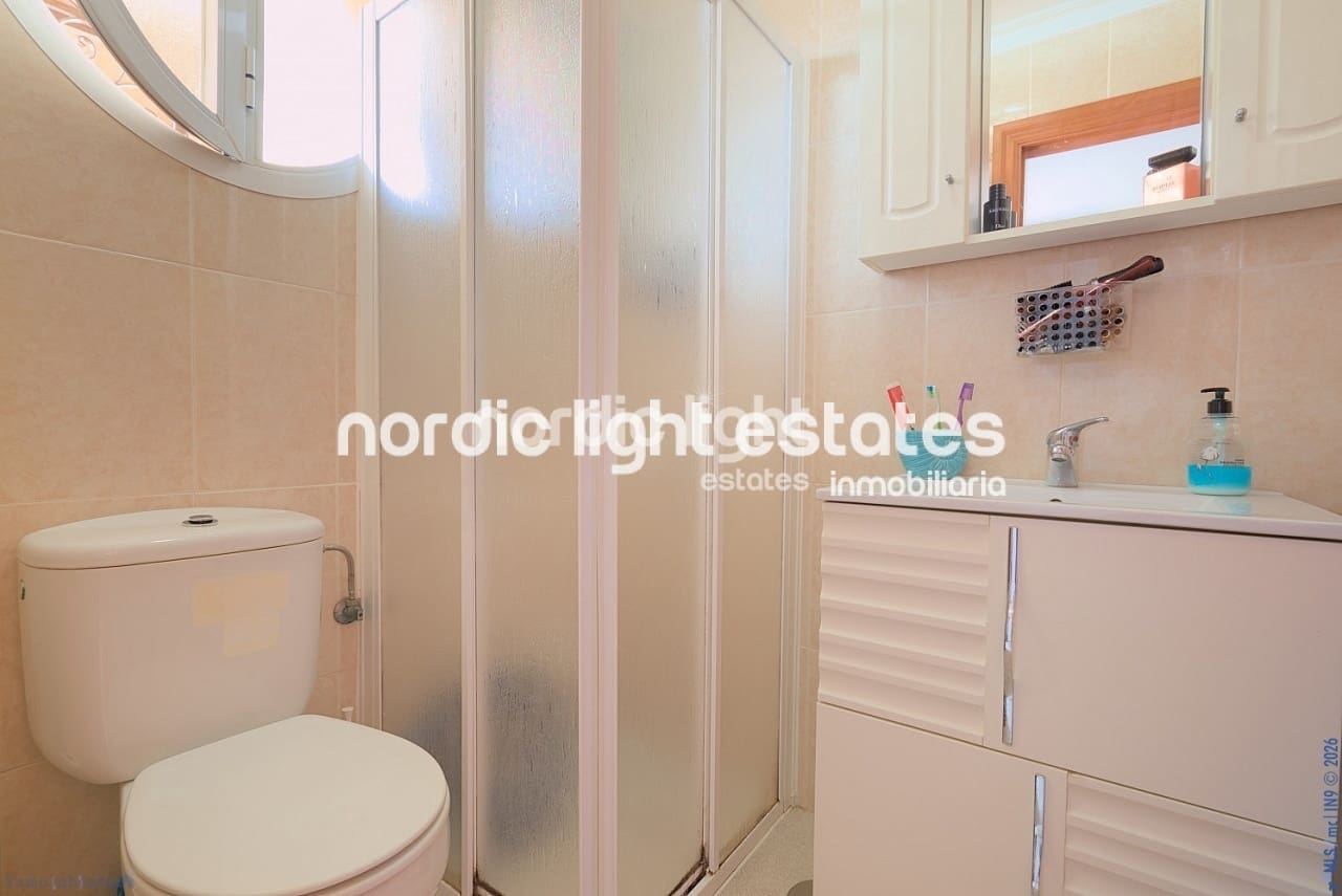 3 soveværelse Semi-Rækkehus til salg i Torre del Mar med swimmingpool garage - € 430.000 (Ref: 9733440)