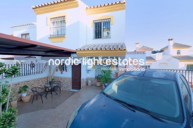 3 soveværelse Semi-Rækkehus til salg i Torre del Mar, Vélez-Málaga med swimmingpool garage - € 430.000 (Ref: 9733440)